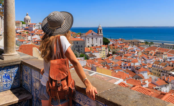 Mujer turista disfrutando de la vista panorámica del paisaje de la ciudad de Lisboa - Portugal - foto de stock