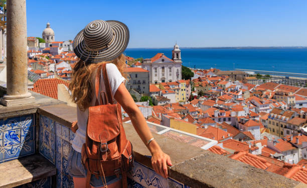 Kobieta turystka ciesząca się panoramicznym widokiem na krajobraz Lizbony - Portugalia – zdjęcie