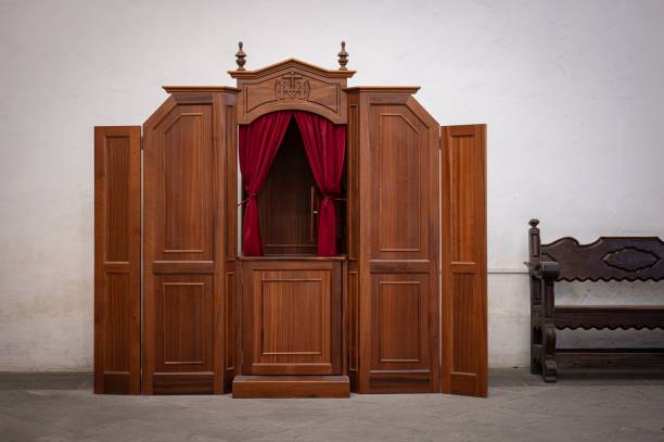 alter hölzerner beichtstuhl in einer spanischen kirche, in las palmas de gran canaria, spanien - confession booth church wood forgiveness stock-fotos und bilder