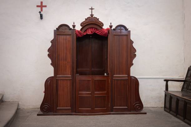 confessionário de madeira velho em uma igreja espanhola, em las palmas de gran canaria, spain - confession booth curtain church nobody - fotografias e filmes do acervo