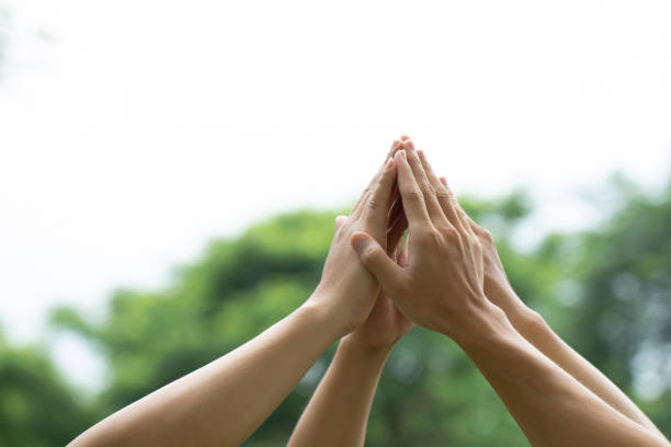 grupo de voluntarios une manos juntas concepto, trabajo de caridad voluntario. poder del trabajo de caridad voluntario masculino y femenino. objetivo de desarrollo sostenible. día mundial del medio ambiente trabajo en equipo comunitario mundial - filantropía fotografías e imágenes de stock