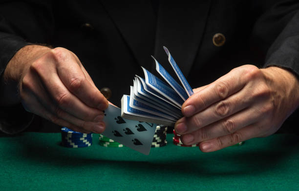 un sharpie tire sept piques d’un jeu de cartes à jouer lors d’une partie de poker. le concept de tricher dans un club de poker. - sharpie photos et images de collection