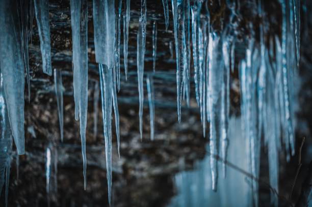 eiszapfen hängen von der decke der höhle - stalagmite stock-fotos und bilder