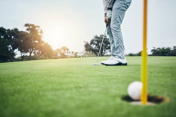 terrain, trou de golf et homme avec club de golf sur le parcours pour le jeu, la pratique et l’entraînement pour la compétition. un golfeur professionnel, un sportif et un athlète masculin frappent une balle sur l’herbe pour gagner, marquer ou frapp - tennis club photos et images de collection