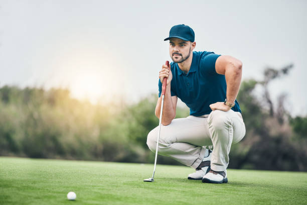 planejamento, esportes e golfe com o homem em campo para treinamento, competição e pensamento. jogos, desafio e torneio com atleta jogando em campo para exercício, precisão e confiança - golf green practicing sports training - fotografias e filmes do acervo