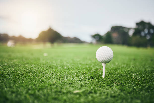 esportes, bola de golfe e camiseta no gramado do clube para jogo de competição, torneio e treinamento. alvo, desafio e jogos com equipamentos em campo de grama para lazer, lazer e prática - golf green practicing sports training - fotografias e filmes do acervo