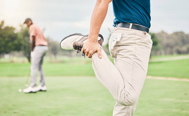 golfe, esportes e homem alongando as pernas no campo para jogo, prática e treinamento para competição. golfista profissional, fitness e atleta masculino aquecem para exercício, atividade e recreação de golfe - golf green practicing sports training - fotografias e filmes do acervo