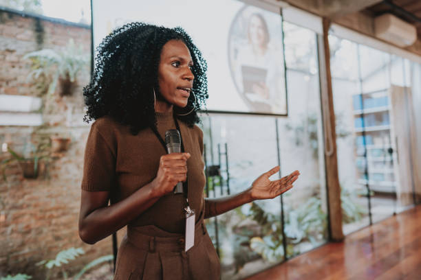 mujer dando presentación de oradora - presentador fotografías e imágenes de stock