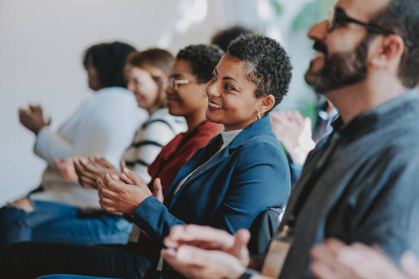 grupo de personas ovacionar - conference fotografías e imágenes de stock