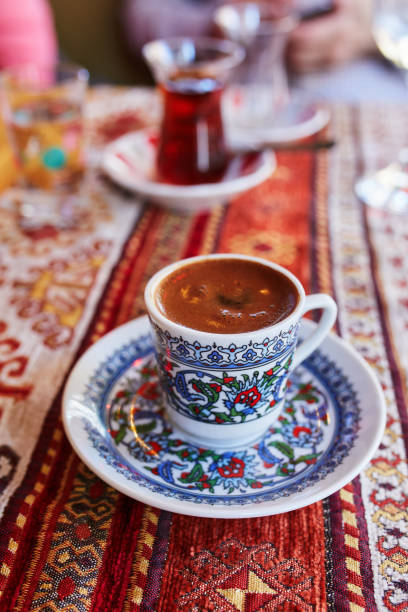 Caffè turco servito in tazza decorata colorata in un bar o ristorante a Istanbul, Turchia - foto stock