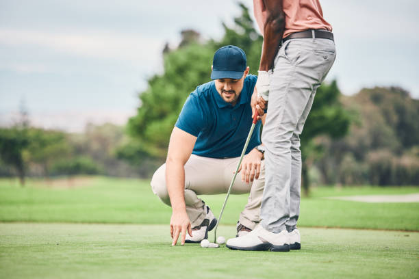 nauczanie, lekcja golfa i trener sportowy pomagają cz�łowiekowi w huśtawce, putterze i uderzeniu na zewnątrz. gra w golfa, zielone pole golfowe i wsparcie klubu golfisty sportowca gotowego do ćwiczeń, kondycji i treningu do gry. - golf green practicing sports training zdjęcia i obrazy z banku zdjęć