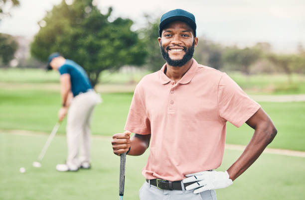 golfe, esportes e retrato de homem negro com sorriso no campo para jogo, treino e treinamento para competição. golfista profissional, atleta masculino relaxado e feliz para exercício, atividade e recreação - golf green practicing sports training - fotografias e filmes do acervo