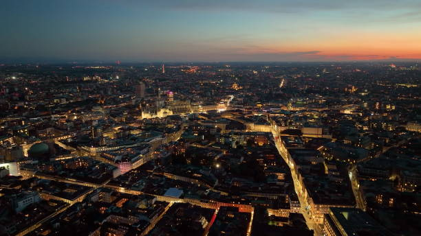 vista aérea da piazza duomo em frente à catedral gótica no centro. voo sobre a cidade à noite. milão. itália - milan italy cathedral duomo of milan night - fotografias e filmes do acervo