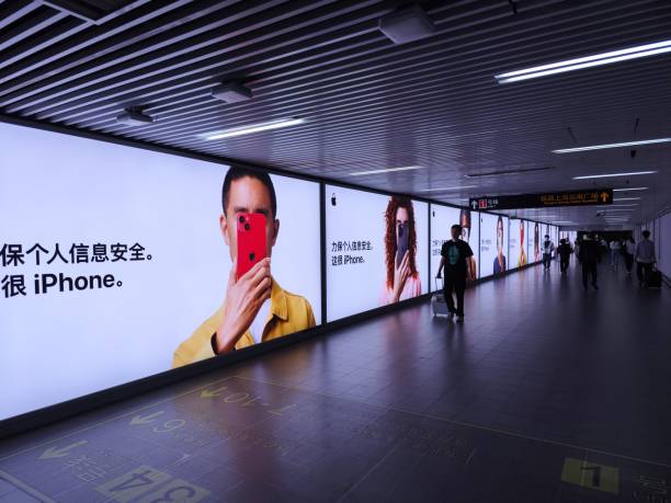 apple’s new privacy on iphone ad at shanghai railway station subway stop - brand name imagens e fotografias de stock