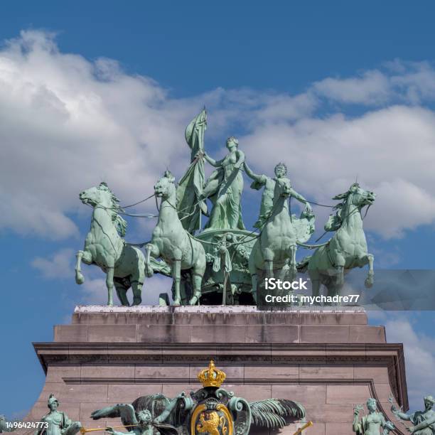 Statua Della Quadriga Sulla Cima Dellarco Trionfale Dellarco Del Cinquantenario Bruxelles Belgio - Fotografie stock e altre immagini di Ambientazione esterna