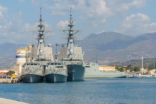 Setubal, Portugal: Portuguese Navy Super Lynx Mk.95 helicopter with diver on the door, approaching frigate F330, NRP Vasco da Gama, built by Westland Helicopters. Portuguese Naval Aviation. Two Lynx can be operated from the flight deck of a Vasco da Gama-class frigate.