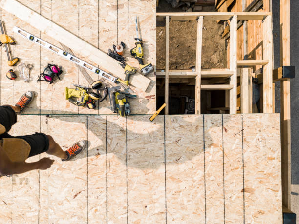 istock Male carpenter building shed in the backyard 1496426390