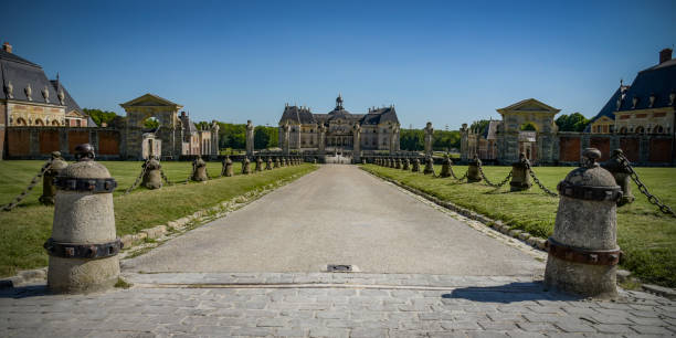 vista sobre el castillo de vaux le vicomte en seine et marne - chateau de vaux le vicomte fotografías e imágenes de stock