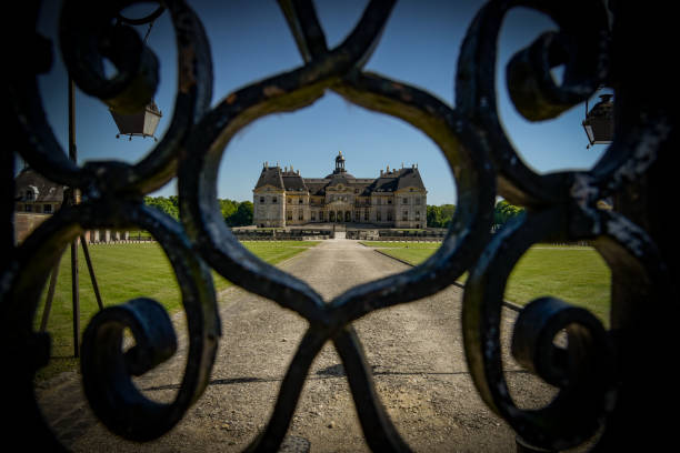 vista sobre el castillo de vaux le vicomte en seine et marne - chateau de vaux le vicomte fotografías e imágenes de stock