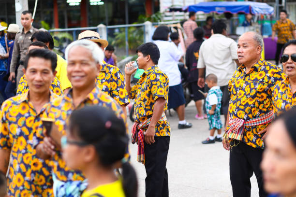 grupo de homens tailandeses com camisas estampadas de girassol - true thailand classic - fotografias e filmes do acervo