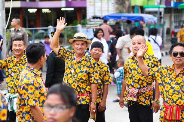 homens tailandeses alegres em camisas com design de girassol - true thailand classic - fotografias e filmes do acervo