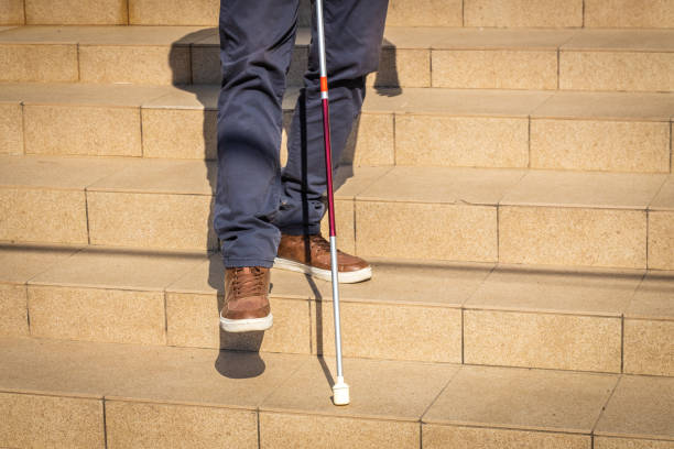 une personne aveugle essaie de descendre les escaliers en se servant d’une canne, problèmes de handicap, concept, facilité d’accès, stratégie pour l’égalité des personnes handicapées - facilité daccès photos photos et images de collection