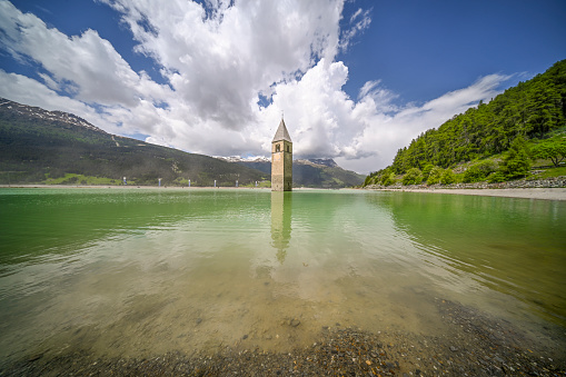 Il solitario campanile che spunta dalle acque del Lago di Resia nei pressi del Passo di Resia, è l'emblema della Val Venosta.