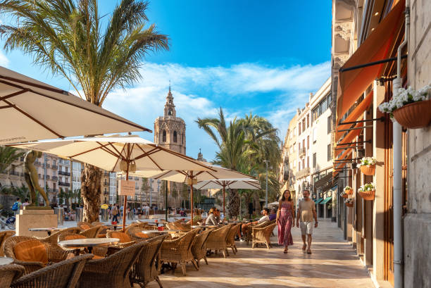 스페인 발렌시아의 ciutat vella 지역에 있는 plaza de la virgen의 파노라마 장면. - vacations restaurant sunlight outdoors 뉴스 사진 이미지