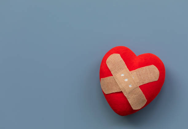 cuore con cerotto adesivo - relationship difficulties immagine foto e immagini stock