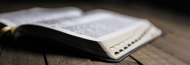 テーブルの上の聖書 - 聖書 ストックフォトと画像