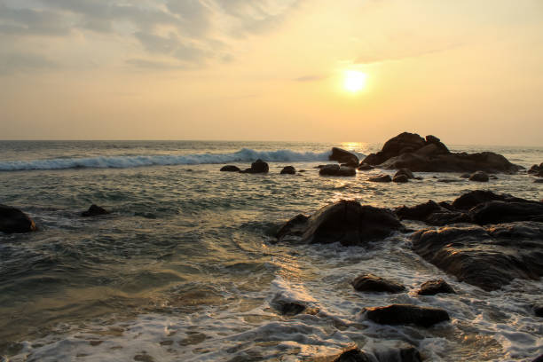 ジャングルビーチダラウェラスリランカ夕暮れ時、金色の空 - asia forest sri lanka rock ストックフォトと画像