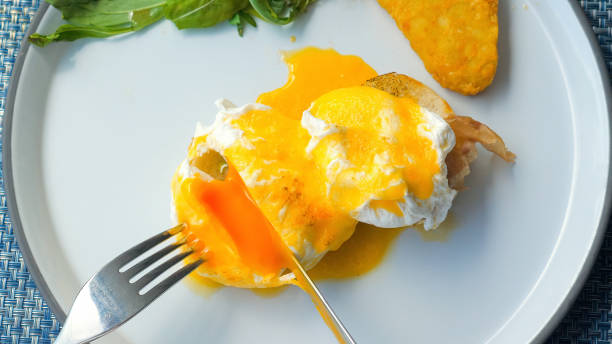 イングリッシュブレックファースト:ポーチドエッグ、ベーコン、トーストのクローズアップ - sandwich breakfast boiled egg close up ストックフォトと画像