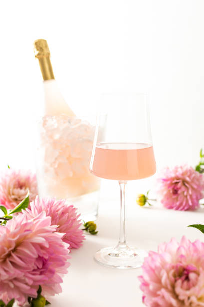 różowe wino musujące - pink glass wine bubble zdjęcia i obrazy z banku zdjęć