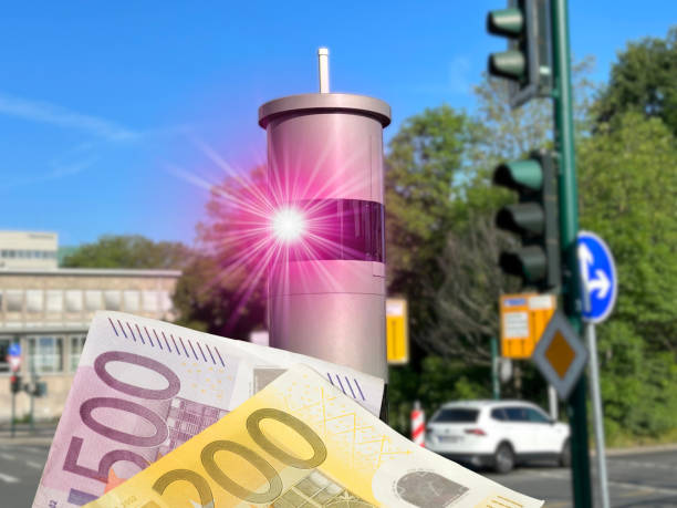 罰金としてのスピードトラップ�とユーロ紙幣 - european union currency flash ストックフォトと画像