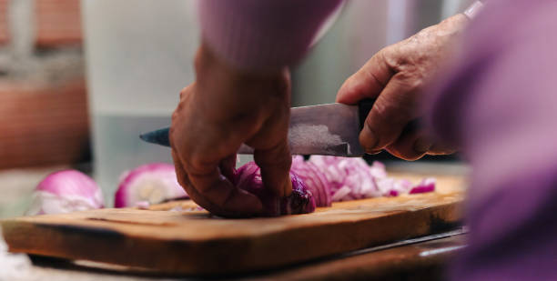 abuela en la cocina, cortando verduras, carnes y sazonando la comida, concepto de cocina tradicional y casera en sudamérica. - cooking domestic kitchen vegetable soup fotografías e imágenes de stock