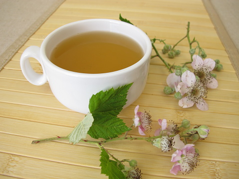 Herbal tea with blackberry leaves and flowers - Kräutertee mit Brombeerblättern und Brombeerblüten, Rubi fruticosi folium