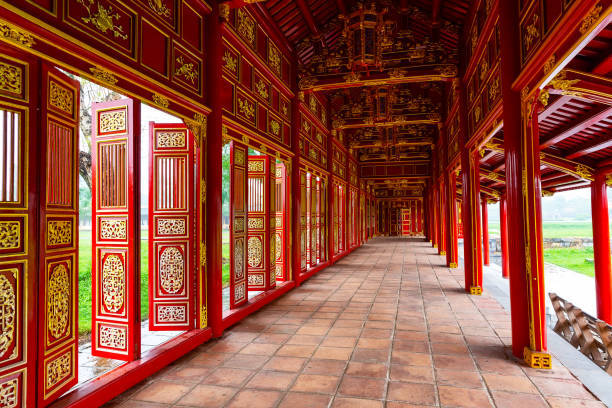 corridoio e porte rosse nella città viola proibita della città imperiale di hue, vietnam. - hue foto e immagini stock