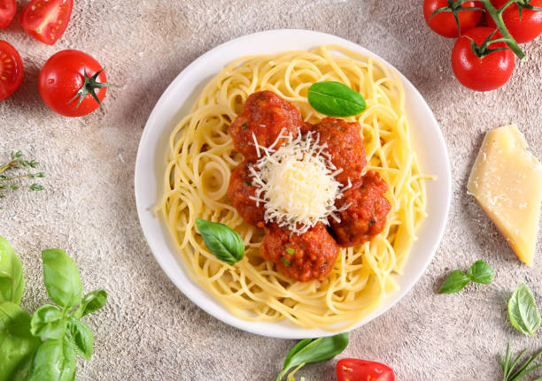 espaguetis con albóndigas y salsa de tomate - 16611 fotografías e imágenes de stock