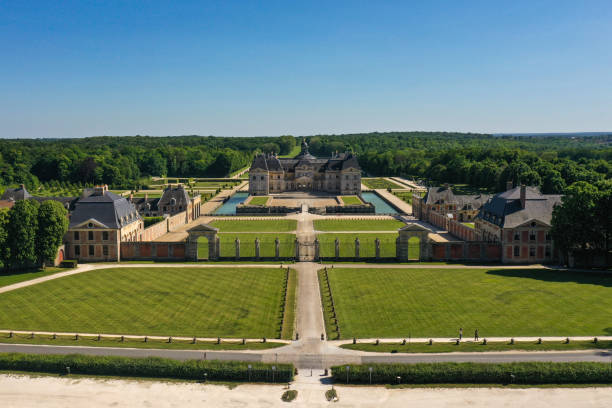 vista sobre el castillo de vaux le vicomte en seine et marne - chateau de vaux le vicomte fotografías e imágenes de stock