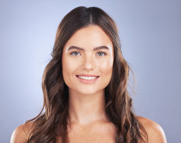 Woman, beauty and hair care portrait or smile in studio for texture, growth and shine on blue background. Aesthetic female model happy for haircare, skincare and cosmetics for salon or hairdresser retrato de mujer, belleza y cuidado del cabello o sonrisa en estudio para obtener textura, crecimiento y brillo sobre fondo azul. estética femenina feliz para el cuidado del cabello, cuidado de la piel y cosmética natural para salón o peluquería