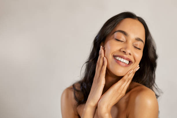belleza natural mujer relajándose después del tratamiento de belleza - mujer bella fotografías e imágenes de stock