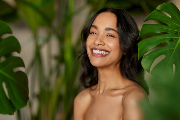 hermosa mujer natural con hojas de monstera - leaf epidermis fotografías e imágenes de stock