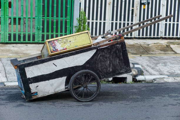 schnitzelkarren am straßenrand - scavenging stock-fotos und bilder