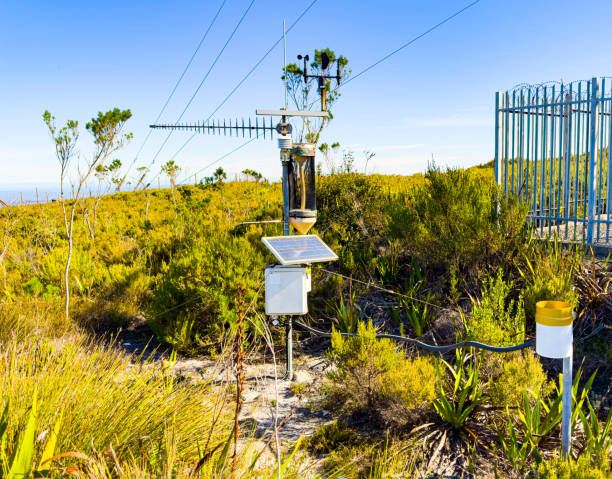 station météorologique éloignée de surveillance scientifique au sommet d’une montagne - anemometer meteorology weather barometer photos et images de collection