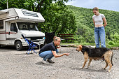 zwei-hippie-weibchen-die-mit-wohnmobil-r