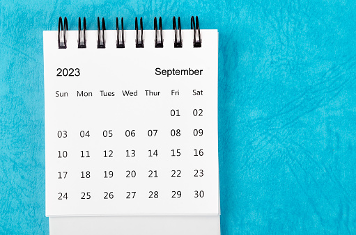 El calendario mensual de escritorio de septiembre de 2023 para el año 2023 sobre fondo azul. photo
