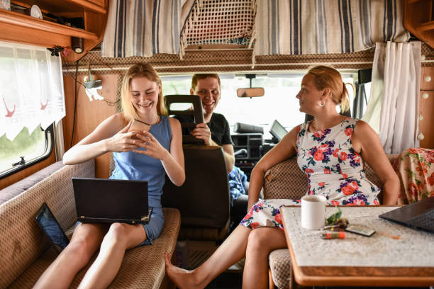 bonita selfie por una familia sonriente disfrutando de viajar en autocaravana rv - mobile home audio fotografías e imágenes de stock