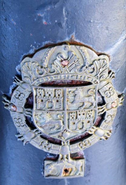 escudo de armas español en un cañón, hagatna, guam - cannon spanish culture bronze weapon fotografías e imágenes de stock