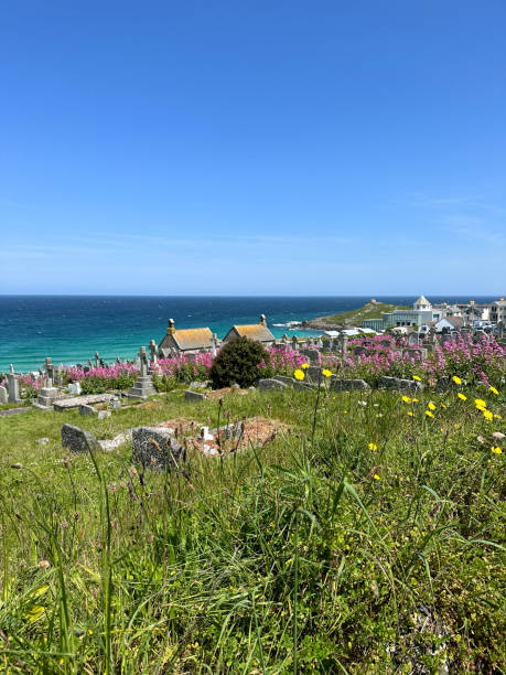 Barnoon Cemetery and Porthmeor Beach in St Ives in Cornwall, England, UK Ancient Gravestones in St Ives Cornwall England On A Sunny Summer Day. Clear sky st ives cornwall stock pictures, royalty-free photos & images