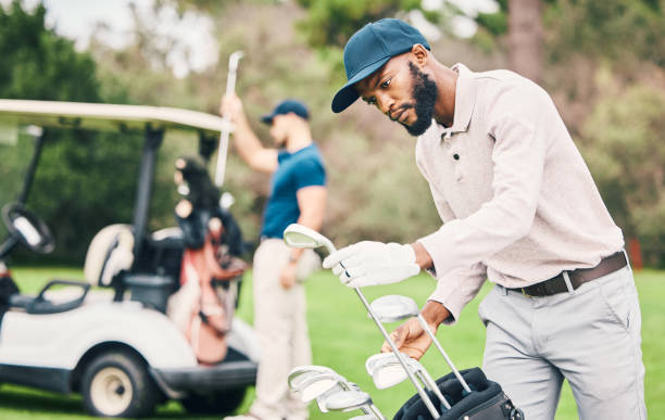 golfe, clube e homem negro escolher no campo com saco de golfe pronto para começar o jogo, prática e treinamento. golfista profissional, atividade e caddy masculino com escolha para exercício, fitness e recreação - golf green practicing sports training - fotografias e filmes do acervo